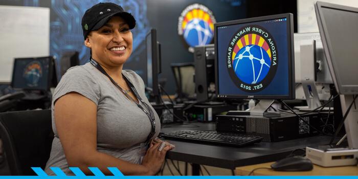 Aurora Sardina坐在东校区网络安全中心的电脑终端前，对着镜头微笑.